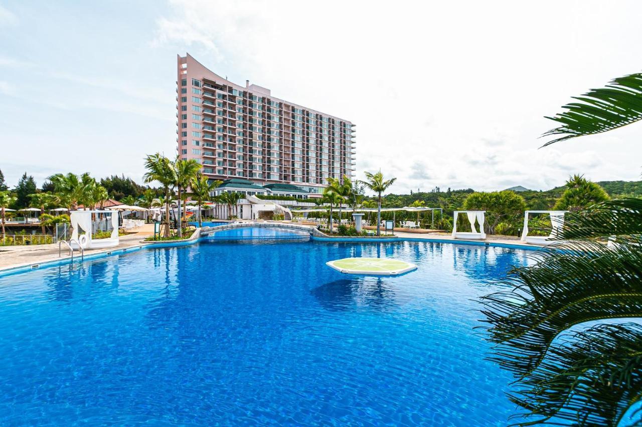 נאגו Oriental Hotel Okinawa Resort & Spa מראה חיצוני תמונה The swimming pool at the resort