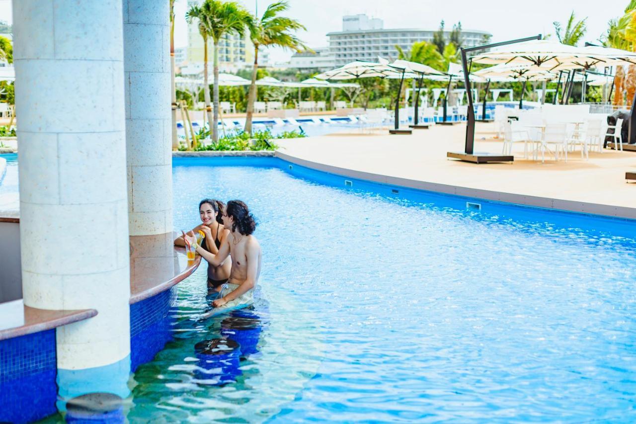 נאגו Oriental Hotel Okinawa Resort & Spa מראה חיצוני תמונה The swimming pool at the hotel