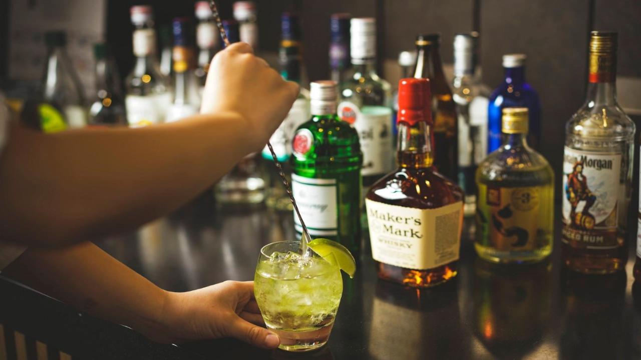 נאגו Oriental Hotel Okinawa Resort & Spa מראה חיצוני תמונה A bartender preparing a cocktail