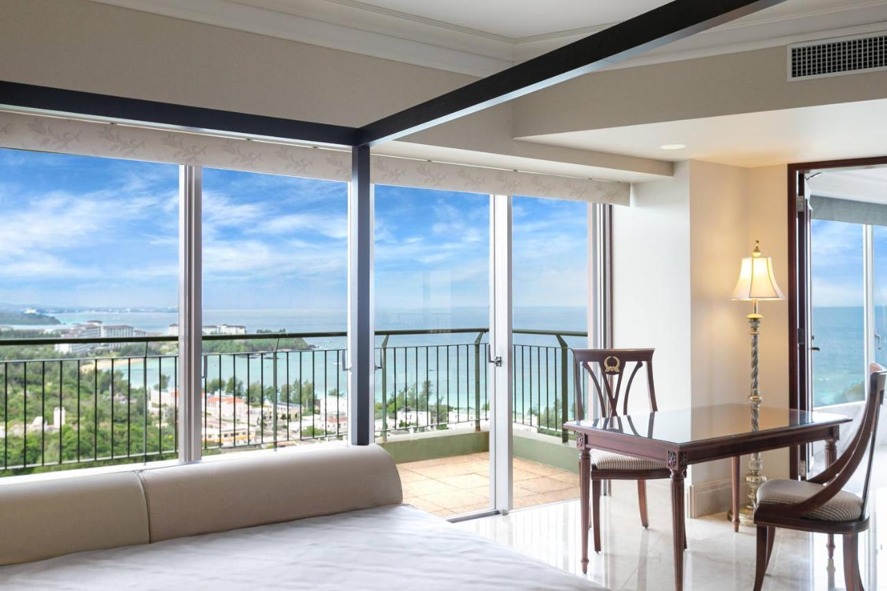 נאגו Oriental Hotel Okinawa Resort & Spa מראה חיצוני תמונה A view of the ocean from a suite at the Hilton