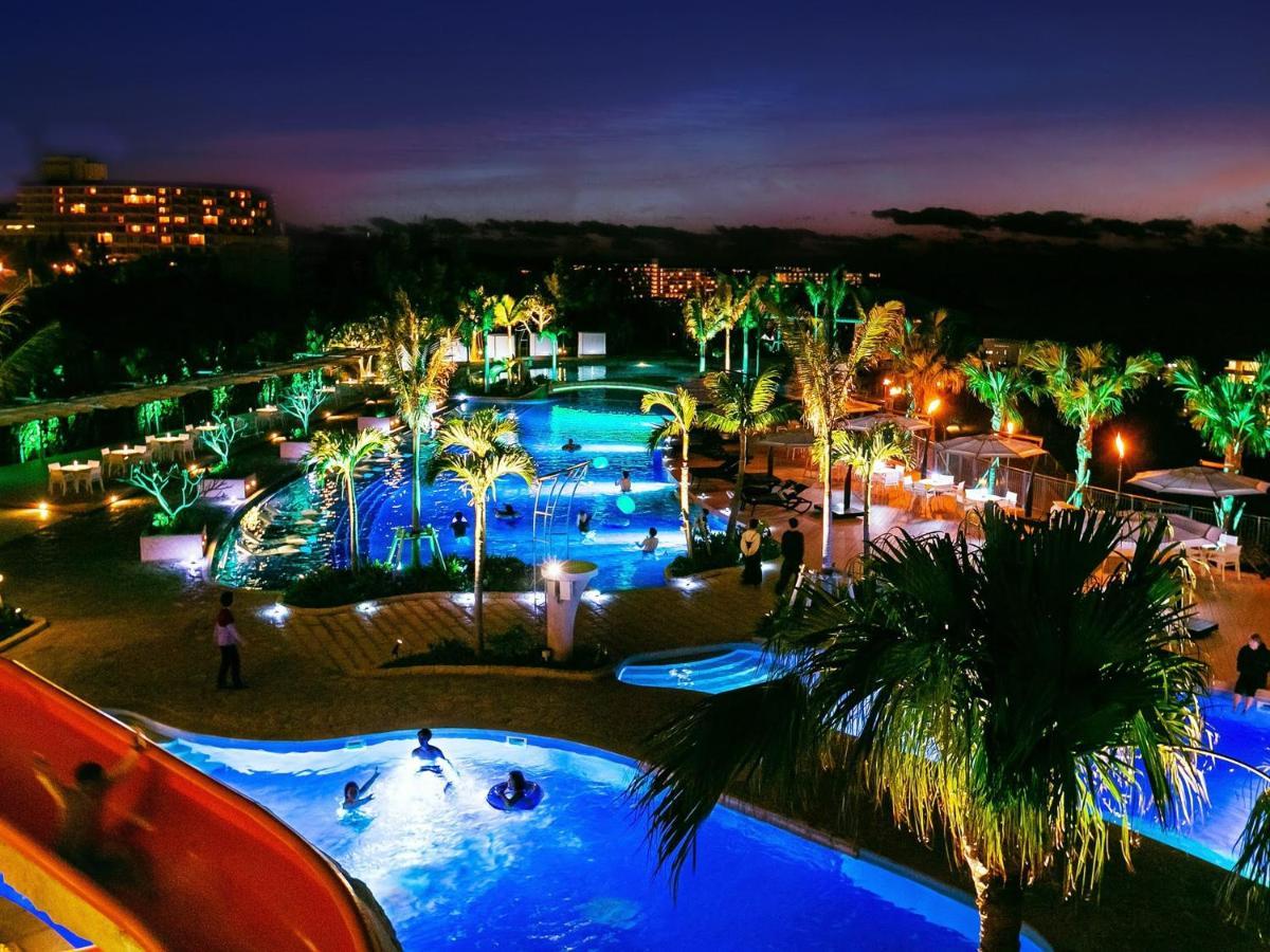 נאגו Oriental Hotel Okinawa Resort & Spa מראה חיצוני תמונה The resort at night