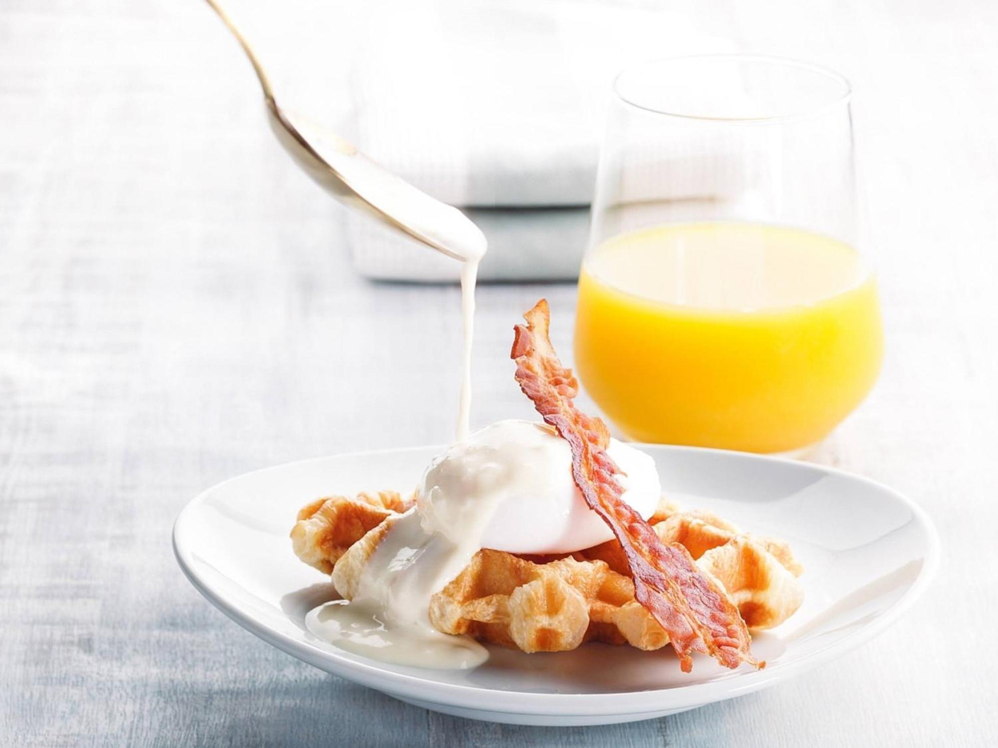 נאגו Oriental Hotel Okinawa Resort & Spa מראה חיצוני תמונה A breakfast of waffles, bacon and orange juice