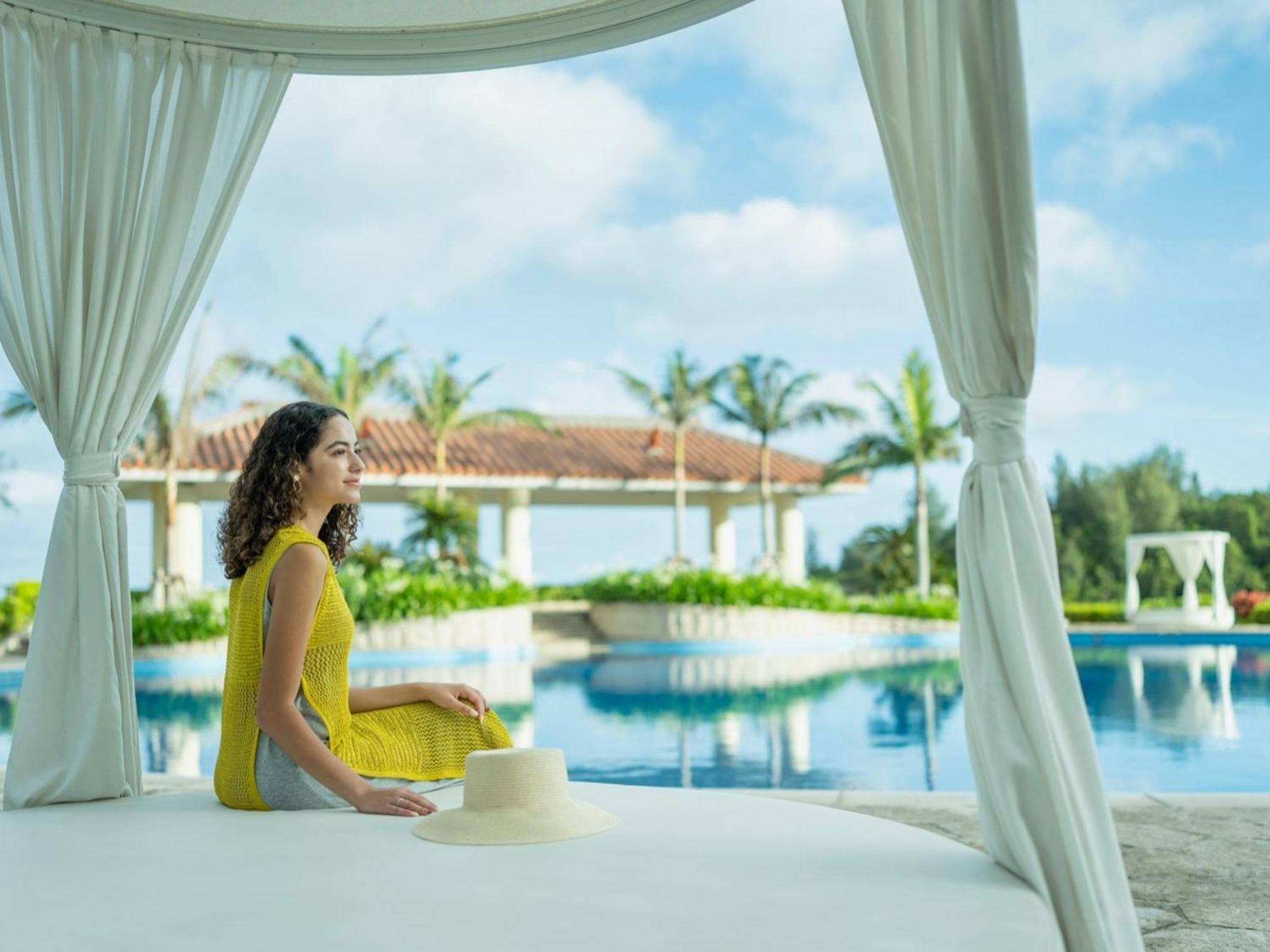 נאגו Oriental Hotel Okinawa Resort & Spa מראה חיצוני תמונה A woman relaxing at a resort