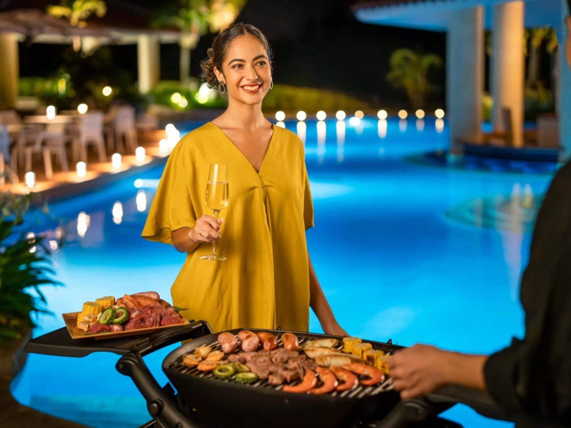 נאגו Oriental Hotel Okinawa Resort & Spa מראה חיצוני תמונה A woman cooking a barbecue
